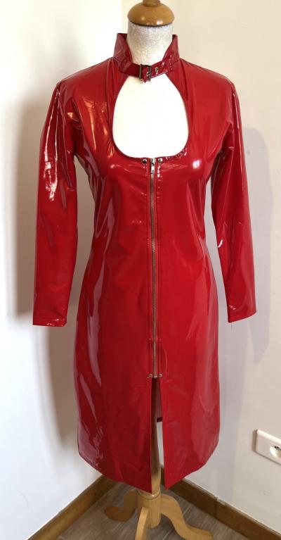 robe T38-40 vinyl rouge longue manches zipp� devant collier ajust�e 418-