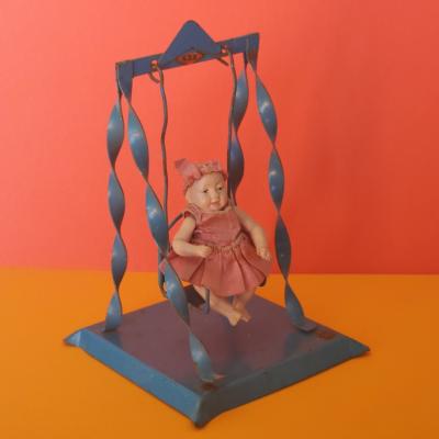 POUPEE MINIATURE CELLULOID ANCIENNE SUR SA BALANCOIRE EN TOLE G.D.B FRANCE 1930