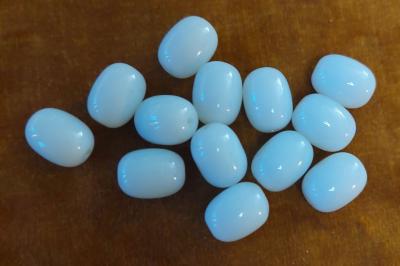 Lot de treize perles vintage en pierre blanche