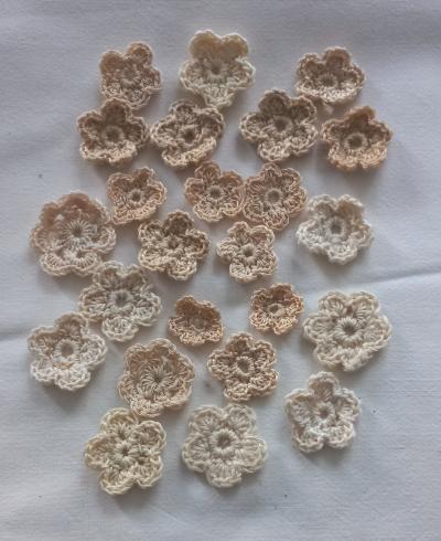Lot de 24 petites fleurs ecru  creme fait main au crochet tr�s fin