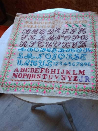 ab�c�daire ancien brod� multicolore au point de croix - A48