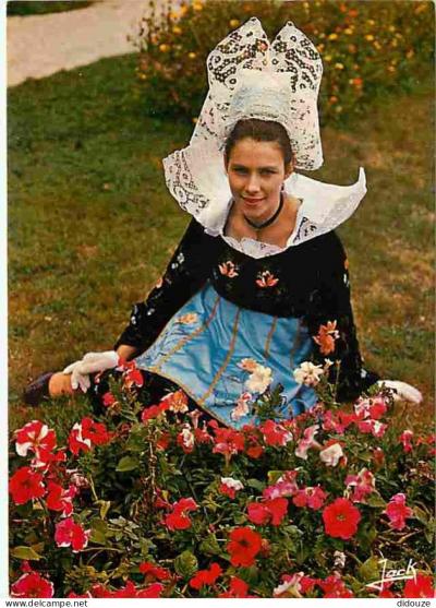 Carte Postale   29   La Foret Fouesnant   Femme en costume   Folklore   Coiffes