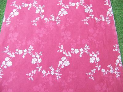 COUPON DE TISSU  BANDE DE FLEURS FOND ROUGE 69 cm x 195 cm    TIS 136
