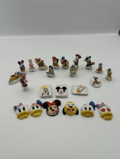 R940 Lot f�ves Disney Mickey et ses amis. Mickeymouse Pluto Minnie Donald