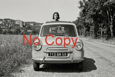 VESPA 400 A (BIEN) OBSERVER DE PRES VERS 1960 ........ PHOTO (20x30 CM)
