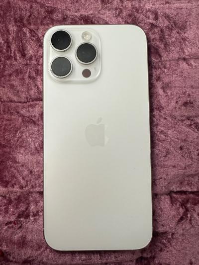 iPhone 16 pro Max 256go blanc en tr�s bonne �tat. Aucune rayure.
