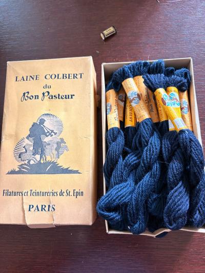 lot de 24 �chevettes Colbert DMC 100% laine 22 bleu faience et 2 bleu indigo