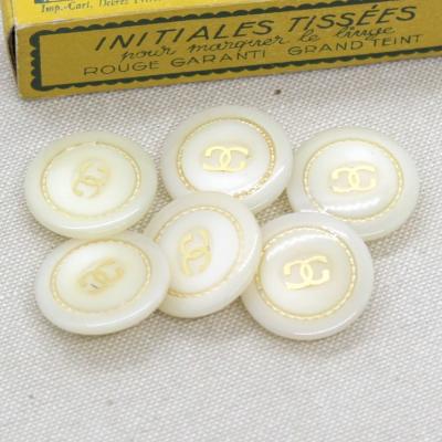 Magnifique lot de boutons Vintage Cr�me anneau dor� et 2G enlac�s 22MM