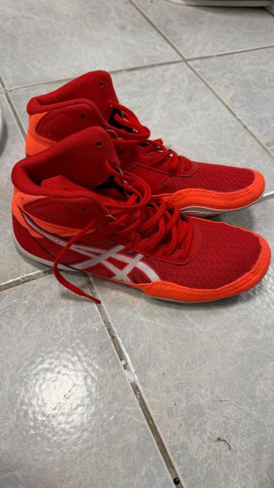 2 pairs chaussures de lutte (wrestling) Asics Taille 8 US (Chausse petit)