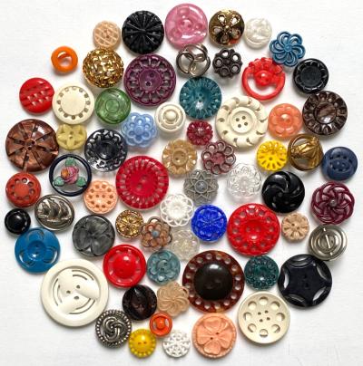 Lot de 65 boutons vintage 11,5 � 34 mm   Plastique ajour� multicolore