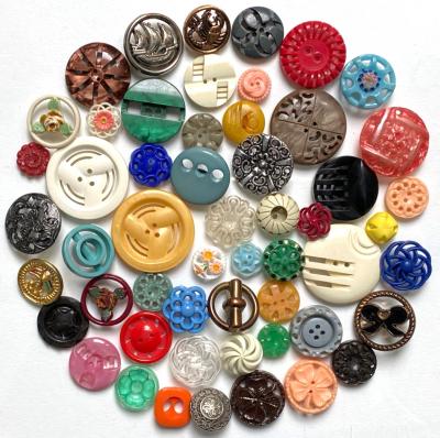 Lot de 54 boutons vintage 12 � 34 mm   Plastique ajour� multicolore