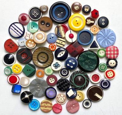 Lot de 66 boutons vintage 12 � 35 mm   Plastique bicolore toutes �poques
