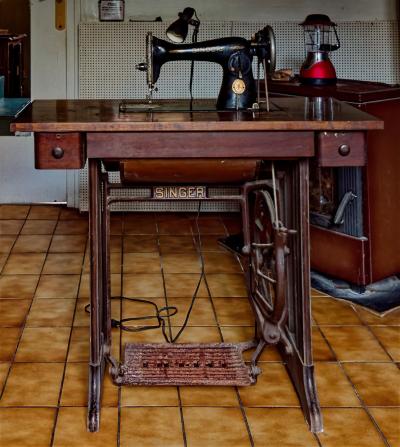 Ancienne MACHINE � COUDRE  SINGER avec meuble de rangement