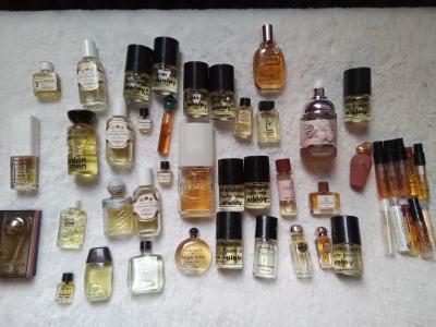Lot de 45 miniatures et �chantillons de parfums vintage Sisley, Lanc�me,