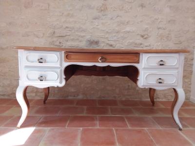 grand bureau bois massif 5 tiroirs 2 tablettes style Louis XV Relook� en blanc