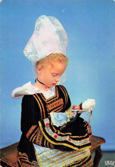 29 PONT AVEN COSTUME PETITE FILLE A LA POUPEE