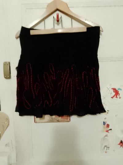 jupe noire motifs cousus rouges 40 L Desigual.