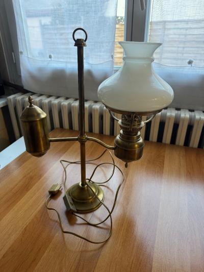 Lampe petrole vintage laiton abat jour opaline blanc style retro decoration