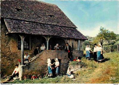 Carte Postale   Folklore   Bourgogne   Vignerons en costume de travail aupr�s d'