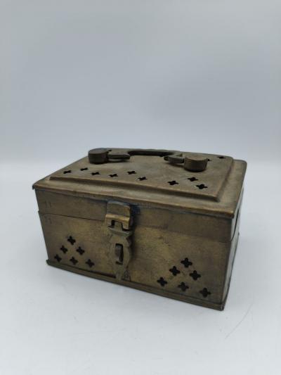 #AG  Petite bo�te ancienne ajour�e en laiton m�tal d�cor croix coffre miniature