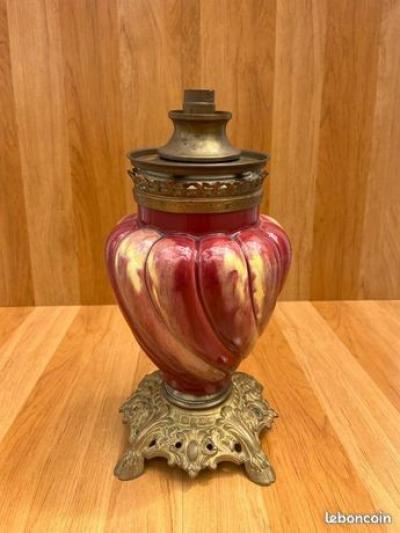 Ancienne lampe   fa�ence �maill�e rouge, pied en laiton d�cor�