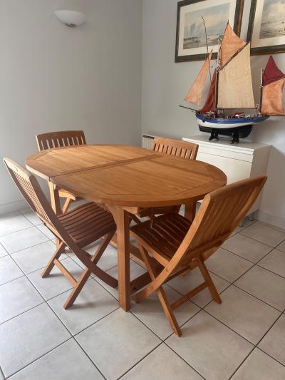 table et chaises de jardin en bois
