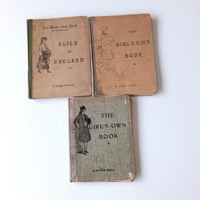 Lot 3 livres en Anglais Alice in England The girl's own book 1931  1921 scolaire