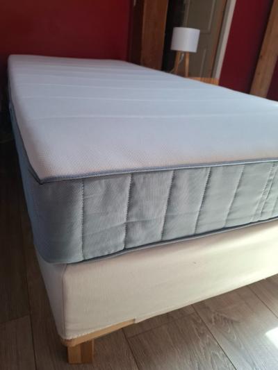 Lit 90x200   matelas Blanc\Gris  Etat neuf