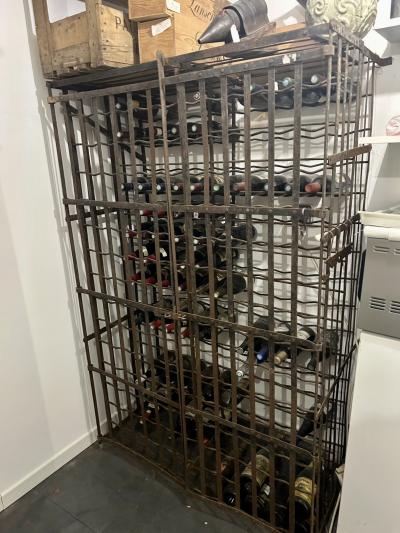 Armoire � bouteilles ancienne et solide , capacit� 150 bouteilles