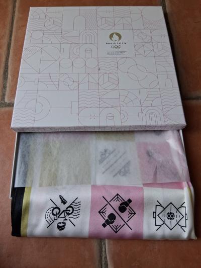 Foulard soie �quitation officiel jeux olympiques Paris 2024 JO multisports boxes