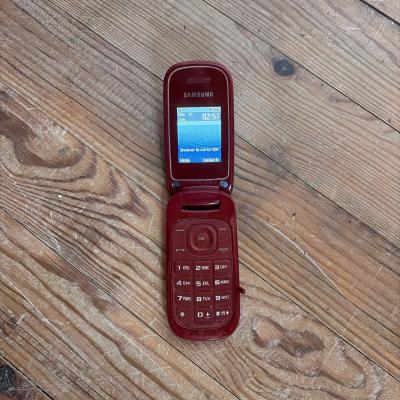 T�l�phone portable Samsung GT E 1270  EN ETAT DE FONCTIONNEMENT Tiens La Charge