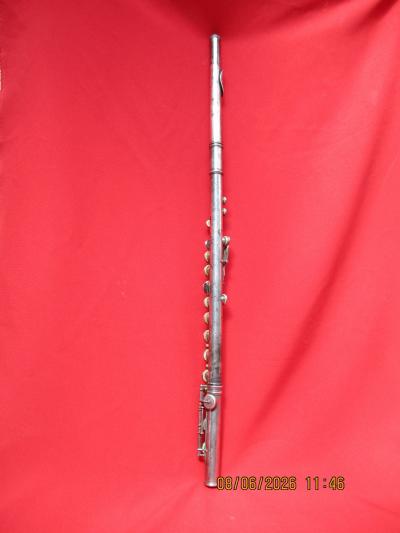 Flute m�tal estampill�e L. COUSIN � Lyon   Longueur 691mm
