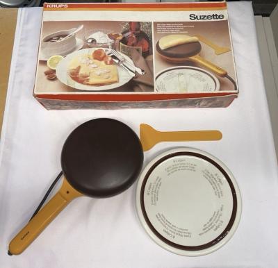 A4 CR�PI�RE VINTAGE ANN�E 70 KRUPS SUZETTE EN BO�TE AVEC ASSIETTE - BON �TAT !