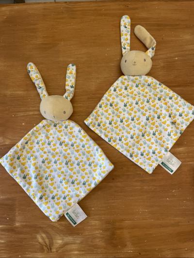 Lot 2 DOUDOU PLAT BEBE KLORANE LAPIN jaune vert beige t�te lapin fleur