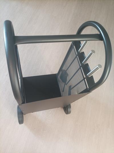 Vends un porte b�ches noir en acier en tr�s bon �tat avec balayette, pelle et pi