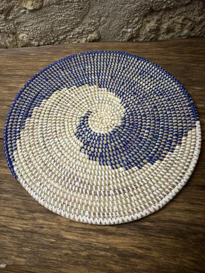 Dessous de plat rond en fibres naturelles tress�es Bleu & blanc   � env. 36 cm