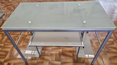 BUREAU ORDINATEUR EN VERRE D�POLI Longueur l60 X Largeur 115  X Hauteur 77