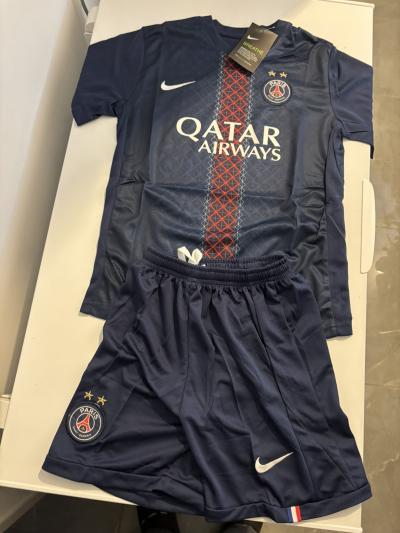 Ensemble de foot PSG,2 �toiles(maillot et short).2 ans,neuf