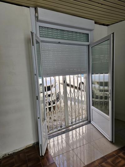 PORTE FEN�TRE PVC BLANC 2 VENTAUX, VOLET ROULANT INT�GR�   GRILLE DE PROTECTION