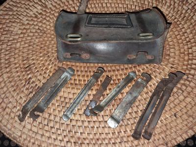 Ancienne sacoche de selle - trousse � outils cuir   v�lo vintage