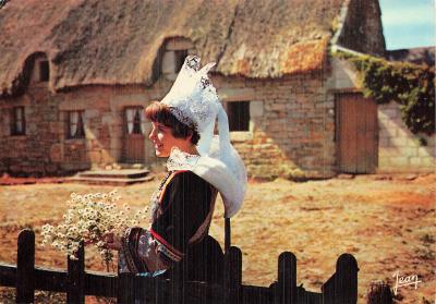 29 PONT AVEN CHAUMIERE BRETONNE ET JEUNE FILLE EN COSTUME DE
