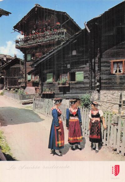 SUISSE EVOLENE CHALETS ET JEUNES FILLES EN COSTUME DE FETE