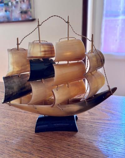 Vintage ancienne SCULPTURE ART petit VOILIER en CORNE d�cor bureau