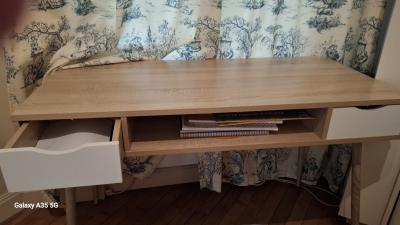 Bureau en bois avec pieds d�vissage. Parfais �tat