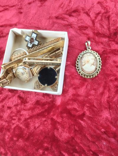 LOT DE BIJOUX ANCIENS XXeme, Pendentif Cam�, Bague Argent, Montres Ect..