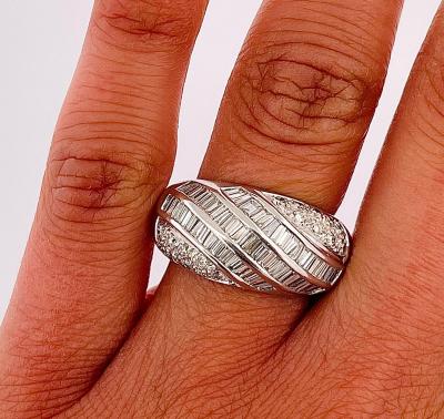 Bague pav�e en or blanc 18k et diamants 2,3 ct
