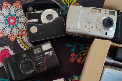 3 appareils photo LUMIX,MINOLTA,NIKON avec sacoche d'origine TBE (ann�es 70)