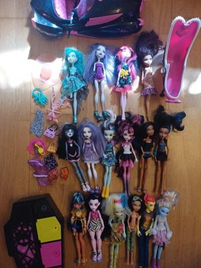 LOT R�SERV� NE PAS ACHETER 17 Poup�es Monster High   Accessoires