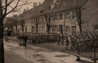 2 CPh Militaria   2 Photos d'un d�fil� de soldats fran�ais dans une rue d�serte