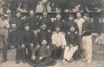 CPA PHOTOGRAPHIE MILITARIA GROUPE DE SOLDATS PHOTOGRAPHIE RETY A BOURGES 18